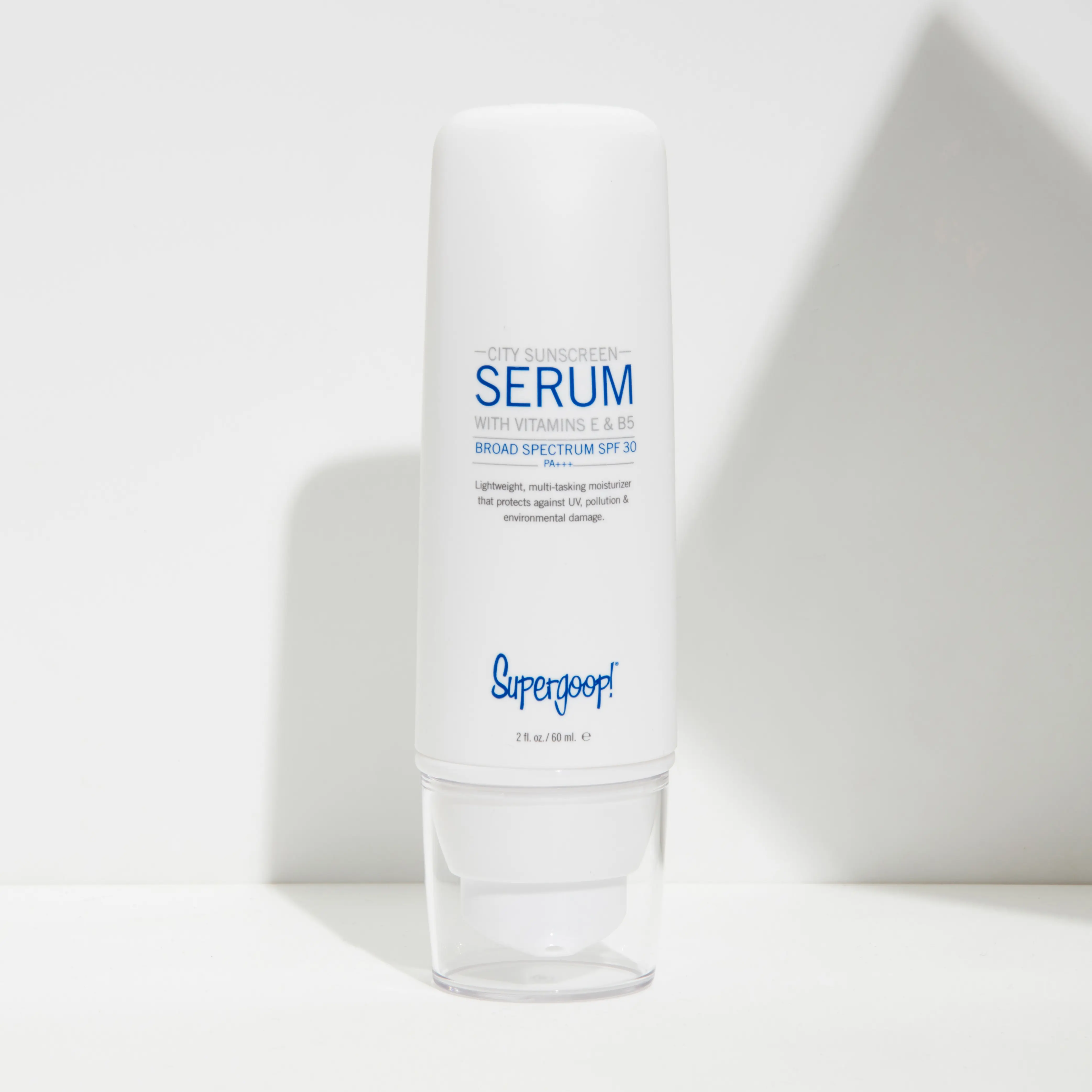 Butelka serum do pielęgnacji skóry zoptymalizowana za pomocą usług ścieżki przycinania obrazu.