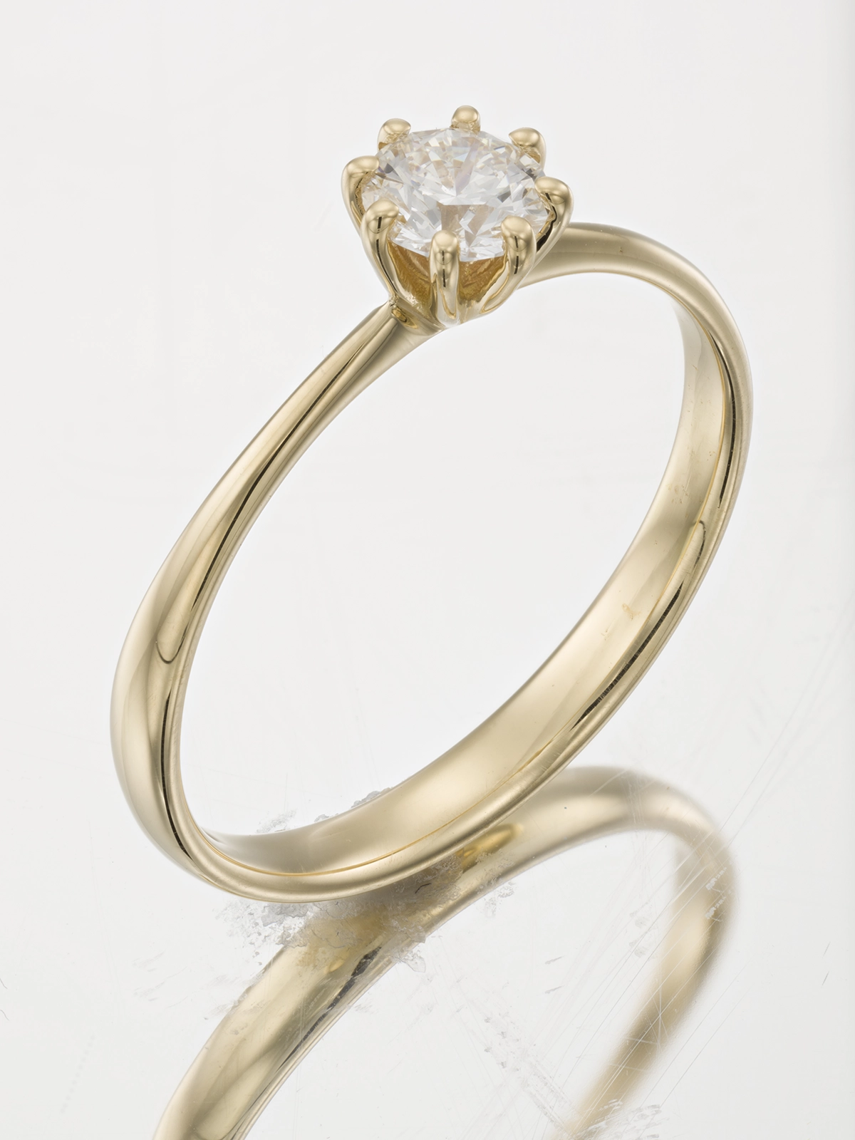 Hoogwaardige sieradenfotobewerking met aandacht voor de gedetailleerde textuur en schittering van goud.