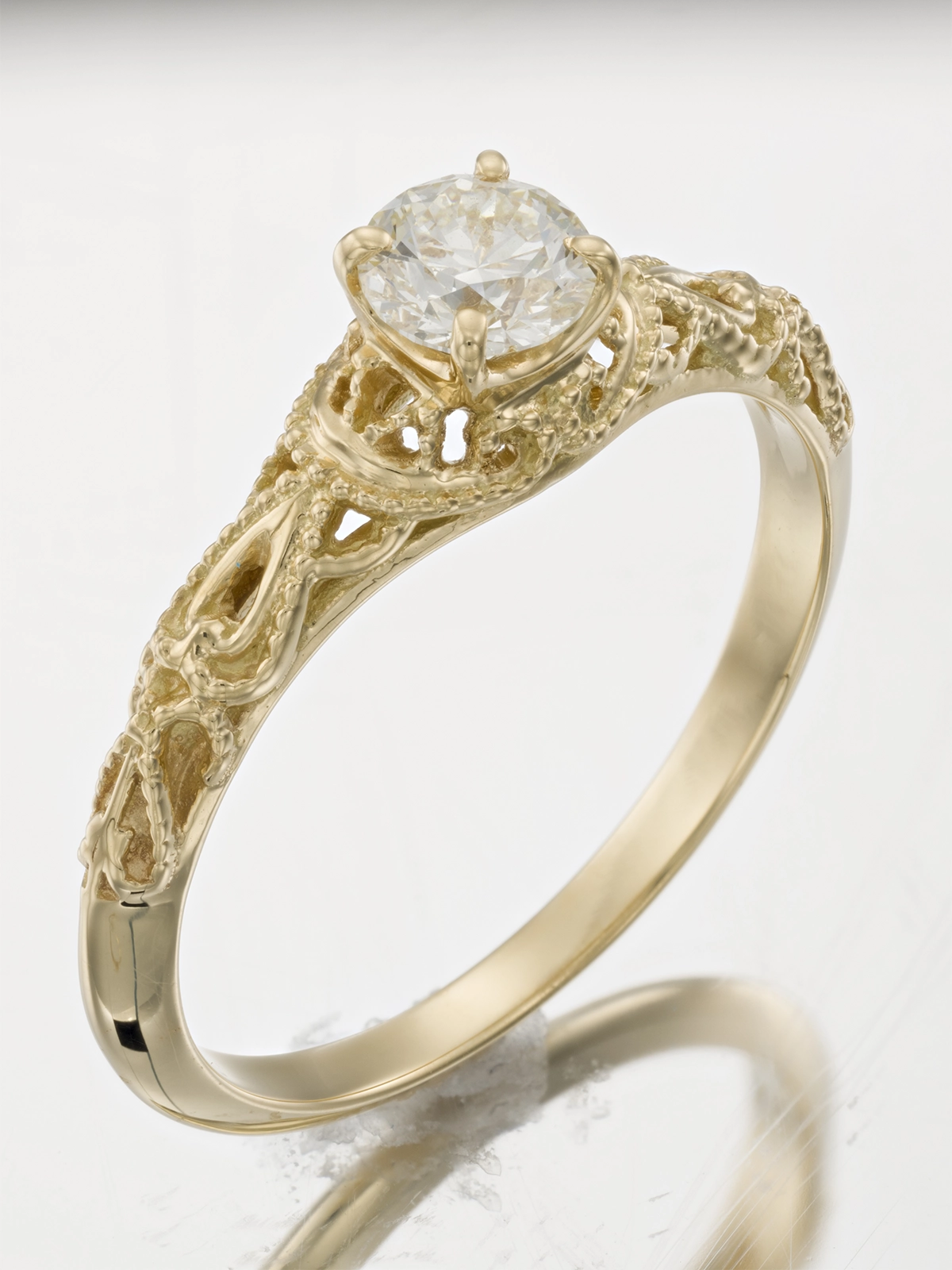 Nauwkeurige sieradenretouchering voor gouden oorbellen met realistische schaduw en reflectie.