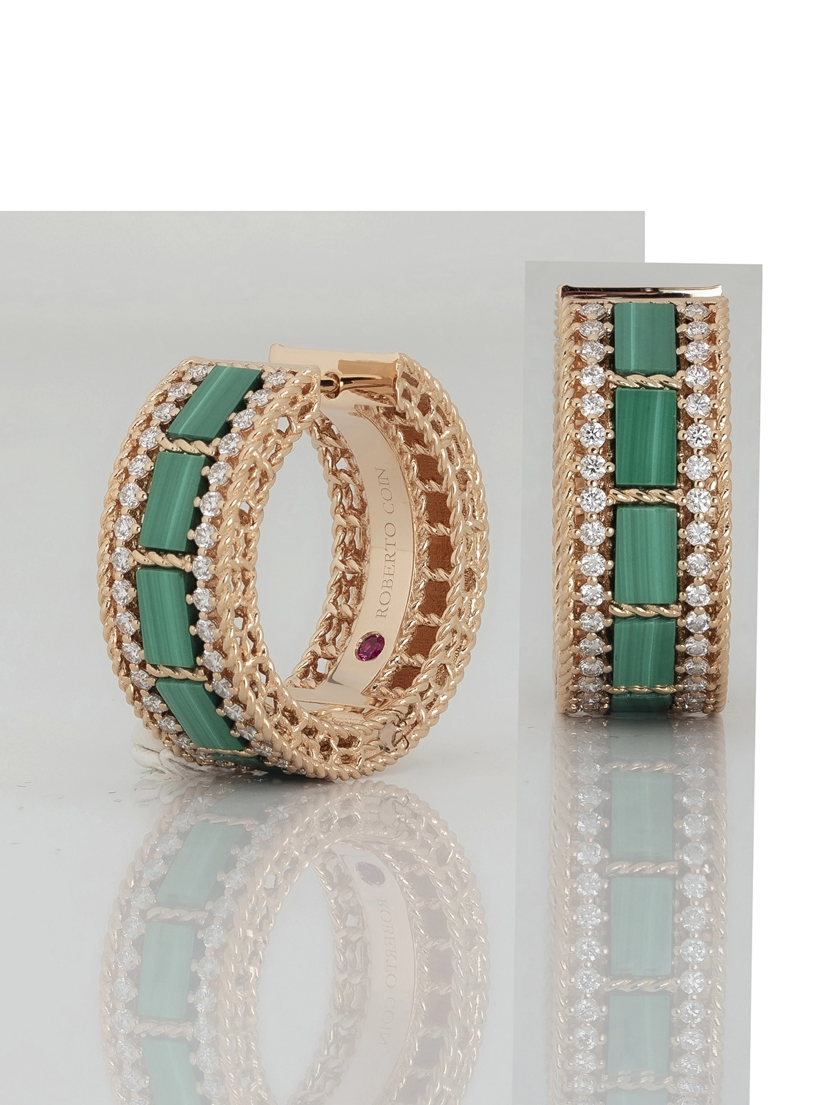 Gedetailleerde sieradenretouchering voor smaragdgroene oorringen met focus stacking.