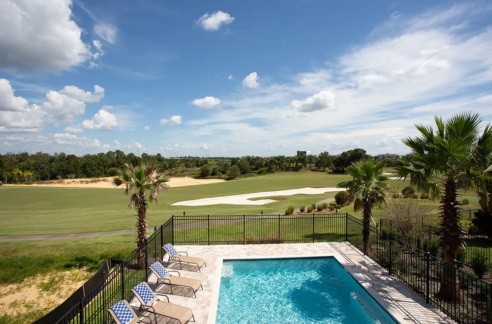 Servicios de edición fotográfica HDR para propiedades inmobiliarias con vistas a piscinas de lujo.