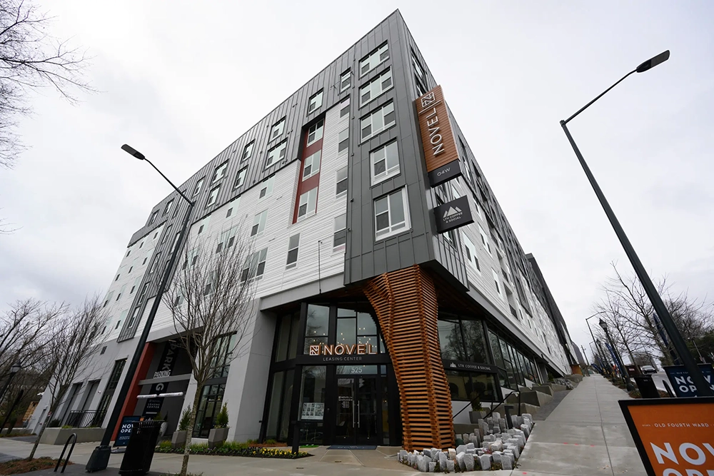 Servicios de edición fotográfica inmobiliaria para exteriores de apartamentos modernos.