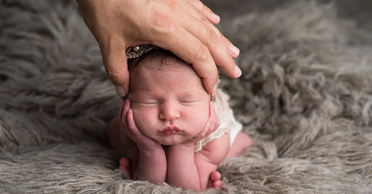 Soutenez la tête du bébé par le haut