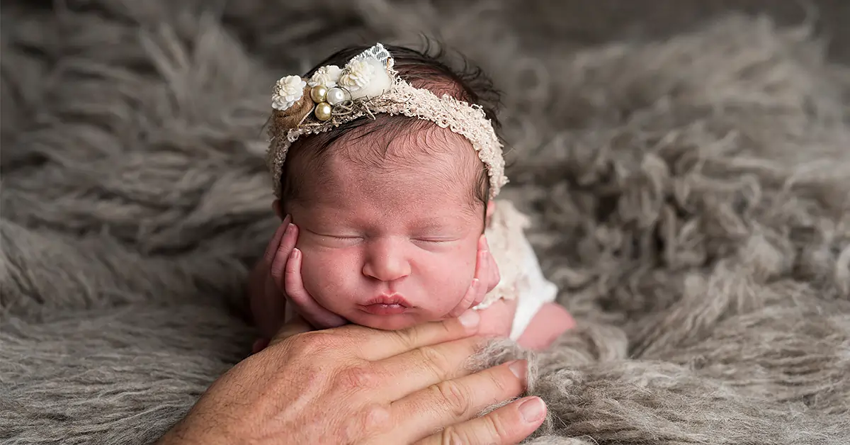 Sostieni la testa del bambino con la mano